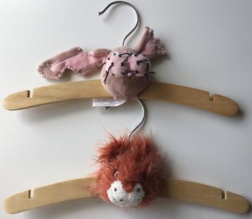 2 houten kinder kledinghangers van De Tuttels - ZGAN beschikbaar voor biedingen