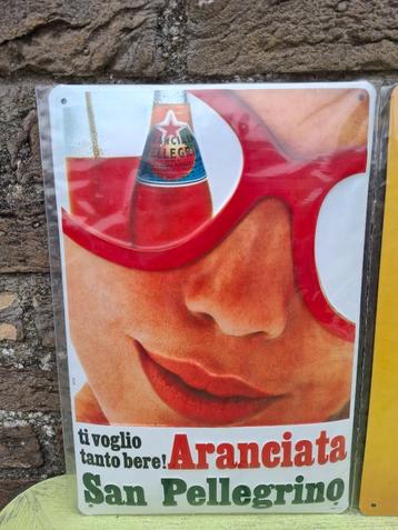 reclamebord in reliëf San Pellegrino (in verpakking) beschikbaar voor biedingen
