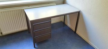 stalen bureau beschikbaar voor biedingen