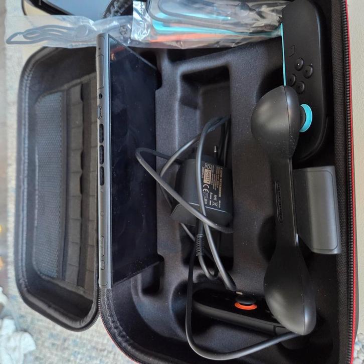 Nintendo Switch 2 + opbergcase en 5 spellen, Spelcomputers en Games, Spelcomputers | Nintendo Switch, Zo goed als nieuw, Switch Original