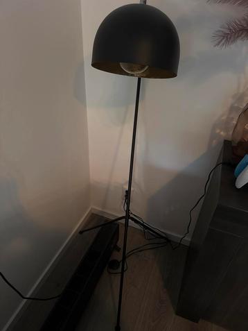 Mat Zwarte Sta-lamp met Gouden Details beschikbaar voor biedingen