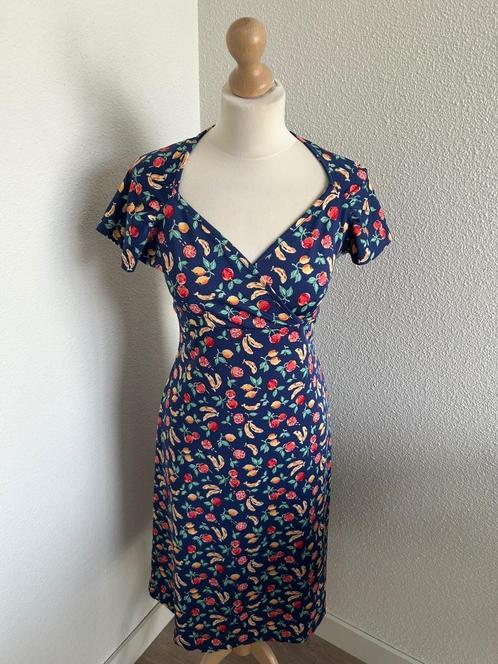 King Louie maat M blauwe retro fruit jurk, Kleding | Dames, Jurken, Zo goed als nieuw, Maat 38/40 (M), Blauw, Knielengte, Ophalen of Verzenden
