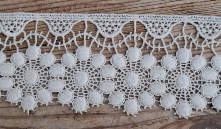 Frans brocante breed ecru kant, 8 cm, Antiek en Kunst, Curiosa en Brocante, Ophalen of Verzenden