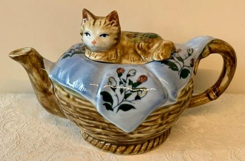 Theepot poes en vaasje., Huis en Inrichting, Keuken | Servies, Zo goed als nieuw, Overige typen, Overige stijlen, Porselein, Ophalen of Verzenden