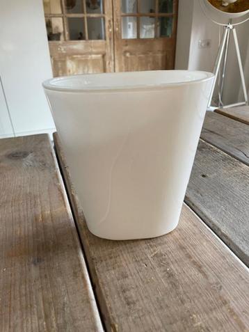 Moderne vaas van mat wit glas. Witte glazen bloemenvaas.     beschikbaar voor biedingen
