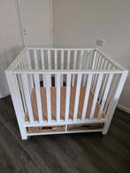 Witte box met rieten manden en wielen, Kinderen en Baby's, Boxen, Ophalen, Zo goed als nieuw, Rechthoekig, In hoogte verstelbaar