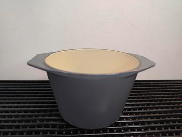 Le Creuset antracietgrijs geëmailleerd gietijzeren cocotte beschikbaar voor biedingen