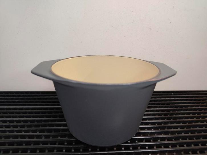 Le Creuset antracietgrijs geëmailleerd gietijzeren cocotte, Huis en Inrichting, Keuken | Potten en Pannen, Zo goed als nieuw, Koekenpan of Braadpan