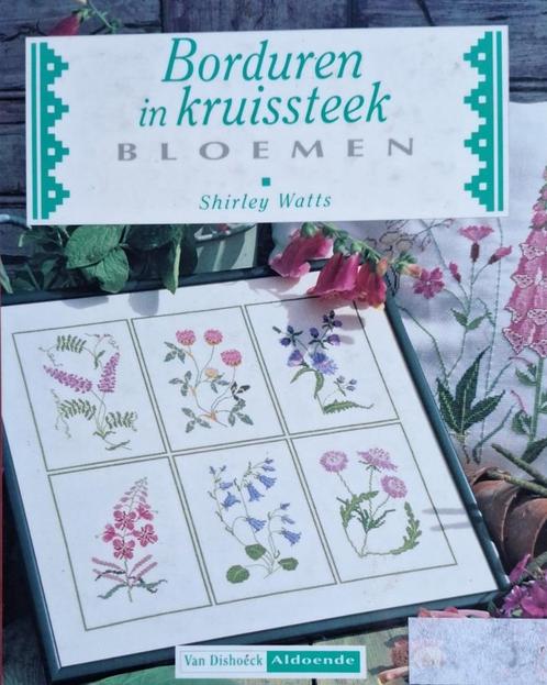 Boek Bloemen borduren in kruissteek, Hobby en Vrije tijd, Borduren en Borduurmachines, Zo goed als nieuw, Patroon, Handborduren