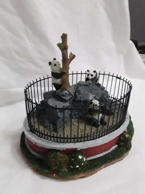 Lemax 93770 panda cage jaar 2009. Hek gebroken., Diversen, Kerst, Ophalen of Verzenden