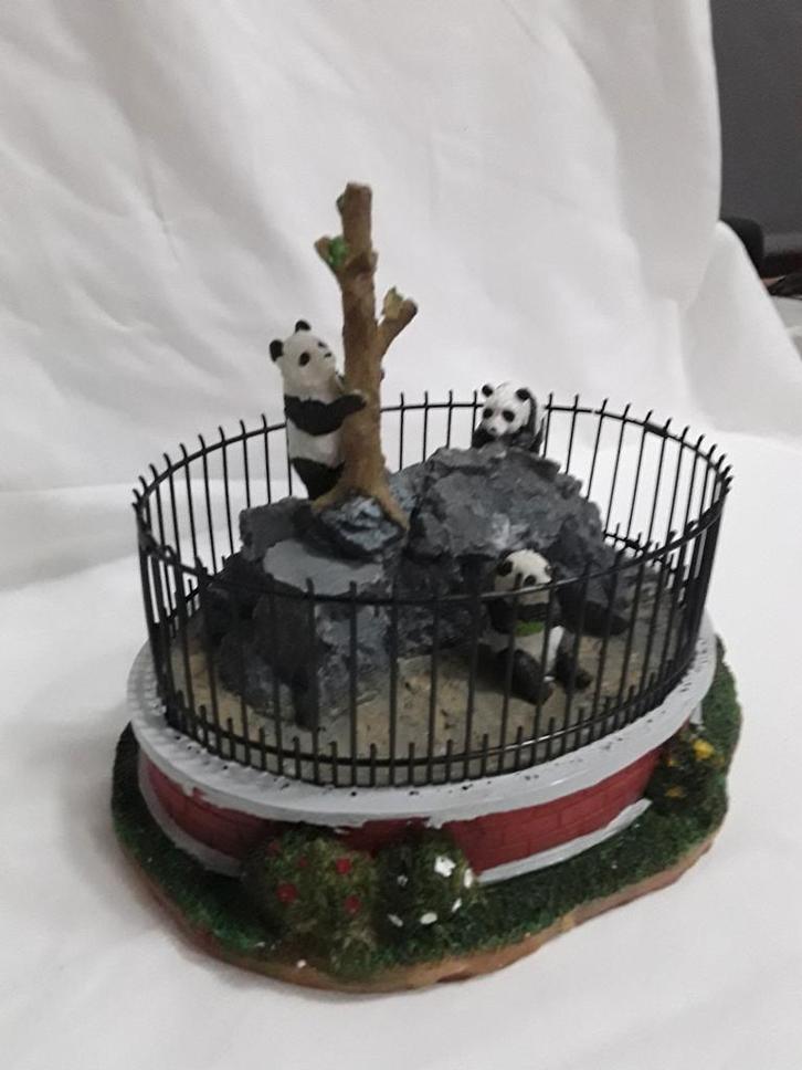 Lemax 93770 panda cage jaar 2009. Hek gebroken., Diversen, Kerst, Ophalen of Verzenden