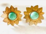 Vintage bloem oorclips met Peking glas cabachon, Overige materialen, Gebruikt, Ophalen of Verzenden, Knopjes of Stekers