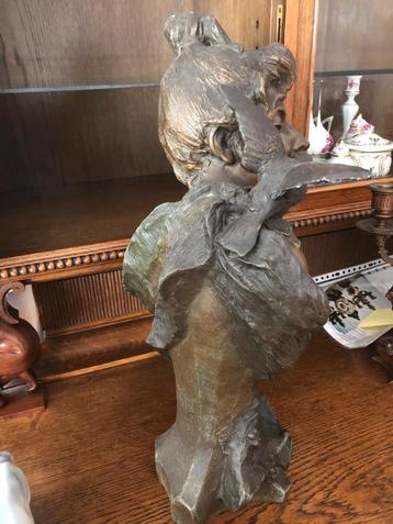 Gesigneerd Legering Vrouwenbuste Beeld beschikbaar voor biedingen