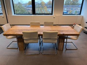 Robuiste steigerhouten vergadertafel met 6 stoelen beschikbaar voor biedingen