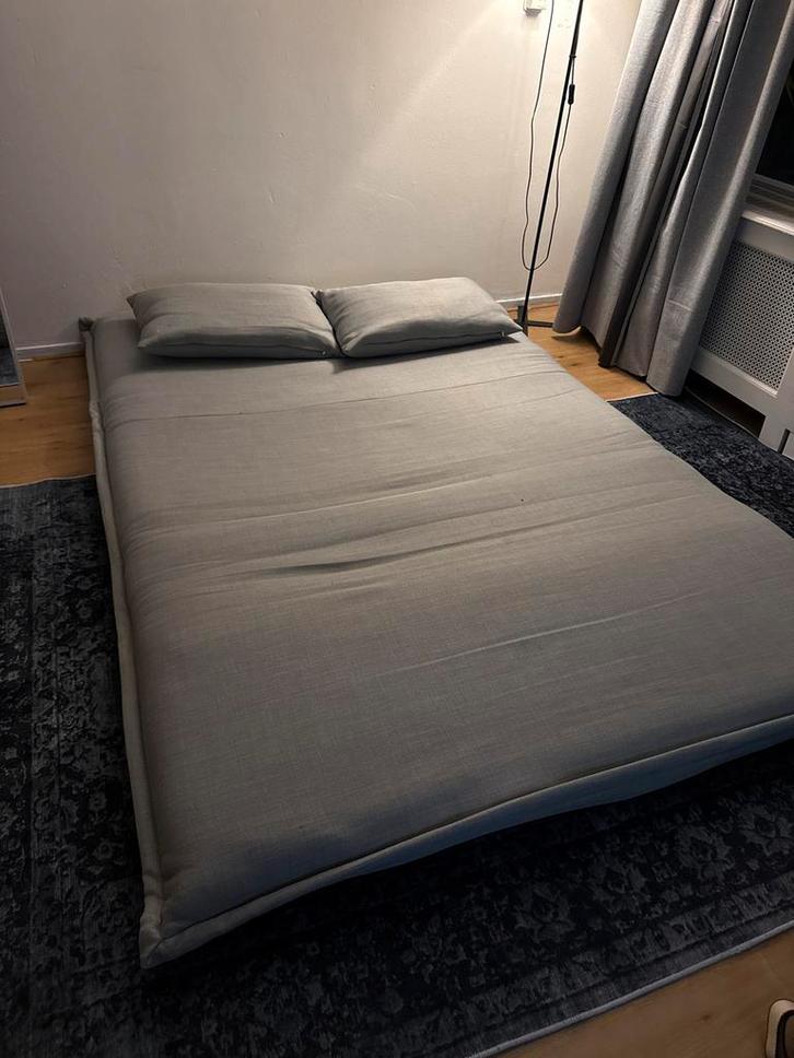 Grijze futon matras met kussens, Huis en Inrichting, Slaapkamer | Slaapbanken, Zo goed als nieuw, 90 cm, 200 cm, Eenpersoons, Grijs