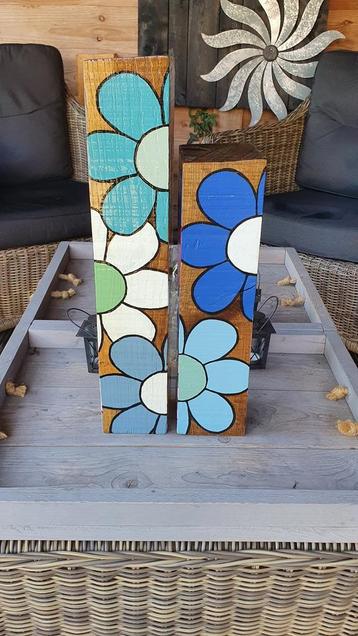 Eiken palen met fleurige bloemen beschikbaar voor biedingen