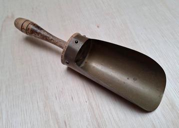Vintage kruideniersschep met houten handvat beschikbaar voor biedingen