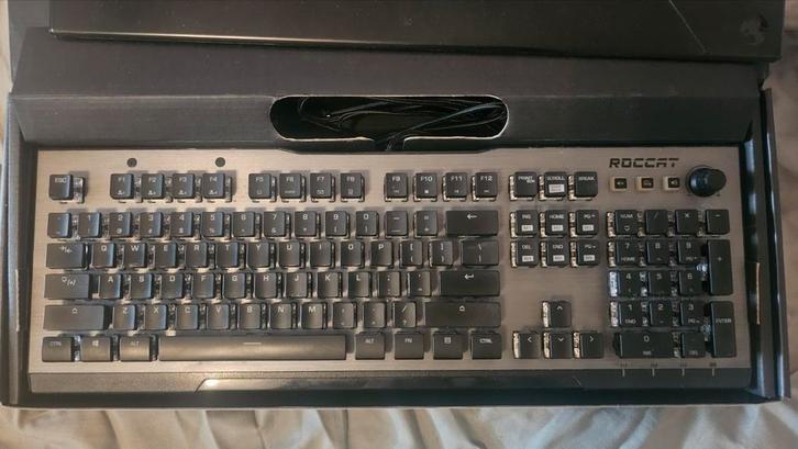 ROCCAT Vulcan 120 AIMO, Computers en Software, Toetsenborden, Zo goed als nieuw, Qwerty, Bedraad, Ergonomisch, Gaming toetsenbord