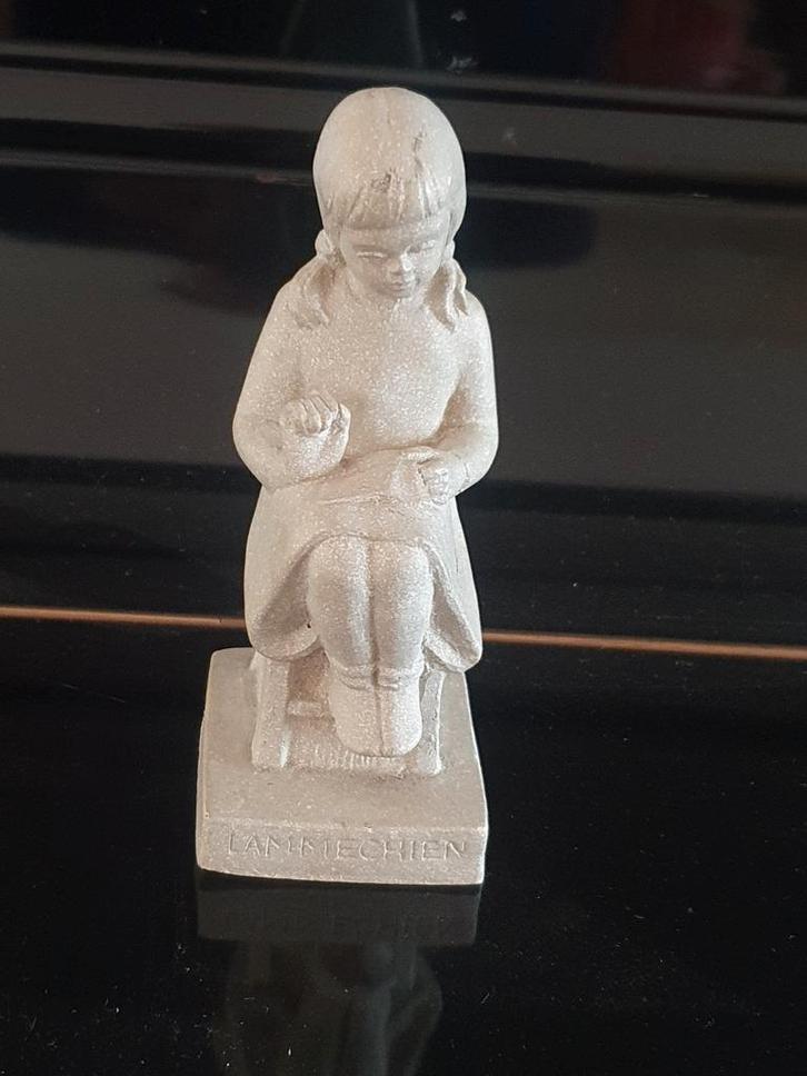 beeldje Lammechien, zusje van Bartje borduren Ruinen, Antiek en Kunst, Kunst | Beelden en Houtsnijwerken, Ophalen