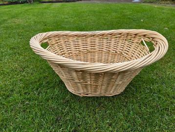Grote rieten mand 60x 47x 27 cm beschikbaar voor biedingen