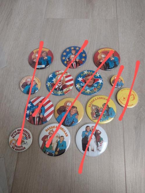 GEZOCHT Bassie en Adriaan buttons en sleutelhangers, Verzamelen, Speldjes, Pins en Buttons, Gebruikt, Overige onderwerpen, Ophalen of Verzenden