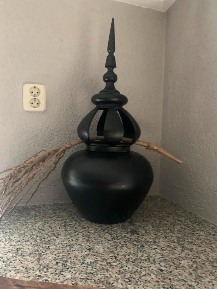 Zwarte decoratieve vaas met ornament, Huis en Inrichting, Woonaccessoires | Vazen, Zo goed als nieuw, Zwart, 50 tot 75 cm, Aardewerk of Porselein