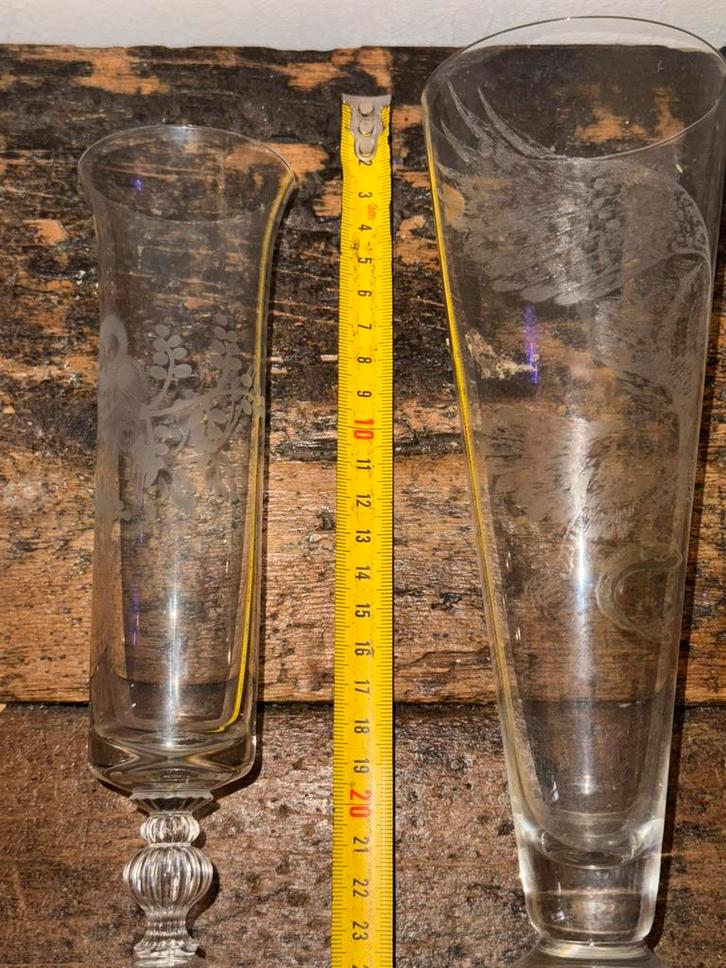 2 grote oude gegraveerde glazen 1 met adelaar 1 met uilen, Verzamelen, Glas en Borrelglaasjes, Zo goed als nieuw, Overige typen
