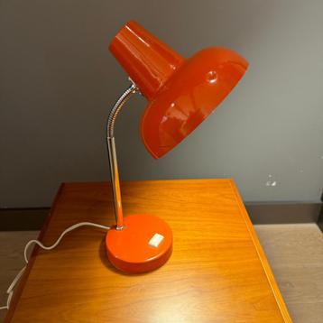 oranje metalen vintage bureau lamp beschikbaar voor biedingen