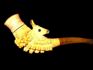 Antieke pijp met kop hert met doos in meerschuim. beschikbaar voor biedingen