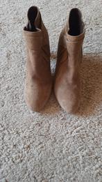 Beige Suede Enkellaarsjes Dames Maat 38, Ophalen of Verzenden, Gedragen, Beige, Lage of Enkellaarzen