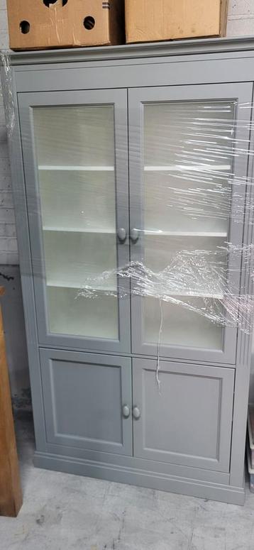 Vitrine kast zgan beschikbaar voor biedingen