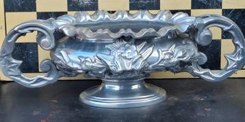 Jardinière. Aluminium. Floraal geornamenteerd.  54/18/24 cm. beschikbaar voor biedingen