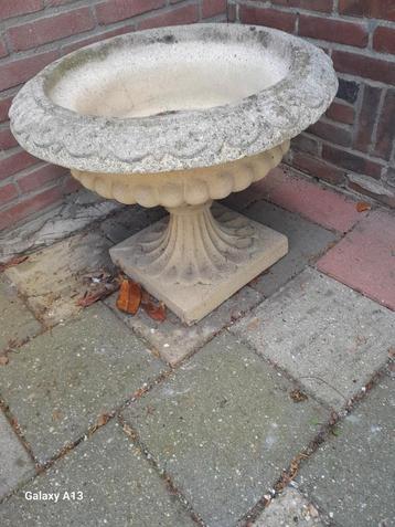Stenen Bloempot op Voet beschikbaar voor biedingen