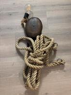 Constructie met antieke houten katrol als lamp, Antiek en Kunst, Ophalen