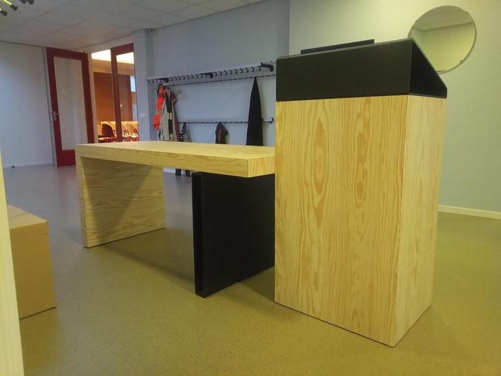 thuiswerkplek of Preekstoel met tafel, Huis en Inrichting, Bureaus, Zo goed als nieuw, Stabureau, Ophalen