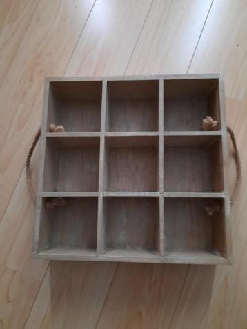 Houten krat met handvaten 40x40xh10 cm beschikbaar voor biedingen