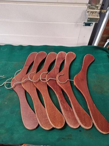 kleerhangers hout zes stuks vintage beschikbaar voor biedingen