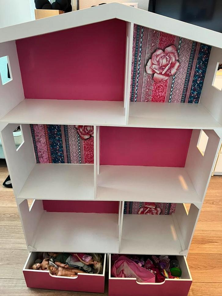 Barbiehuis/ poppenhuis met 2 laden, Kinderen en Baby's, Speelgoed | Poppenhuizen, Zo goed als nieuw, Poppenhuis, Ophalen