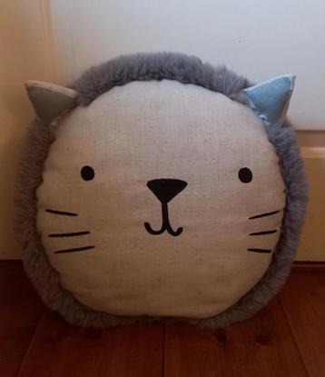 Kussen kat beschikbaar voor biedingen