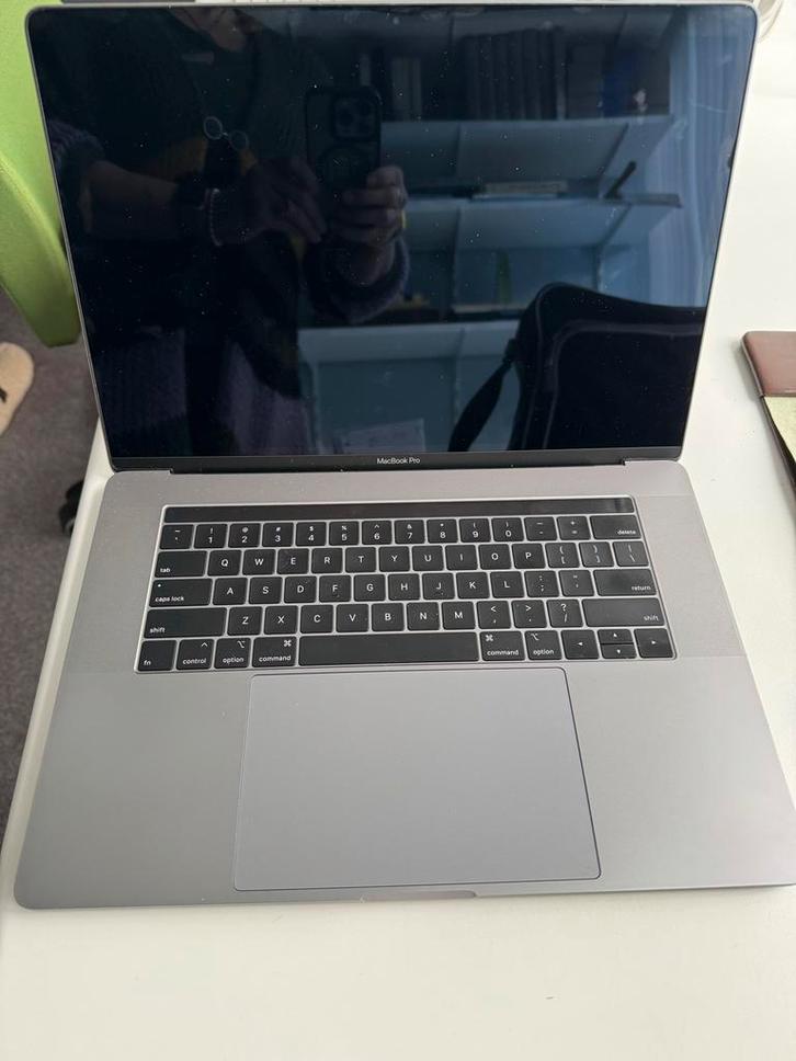 MacBook Pro 15" met touch bar & grote mouse pad, Computers en Software, Apple Macbooks, Refurbished, MacBook Pro, 15 inch, 2 tot 3 Ghz