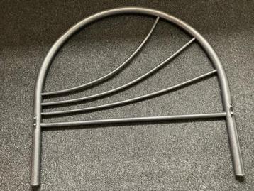 Metalen bed beschikbaar voor biedingen