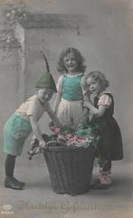 KINDEREN met grote mand met bloemen uit circa 1910, Verzamelen, Ansichtkaarten | Themakaarten, Verzenden, Voor 1920, Gelopen, Kinderen