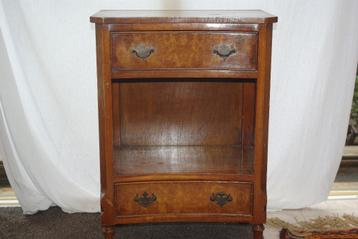 Kastjes en Tafeltjes beschikbaar voor biedingen