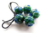 Groene handgemaakte glaskralen met blauwe bloemen, Nieuw, Kraal, Ophalen of Verzenden