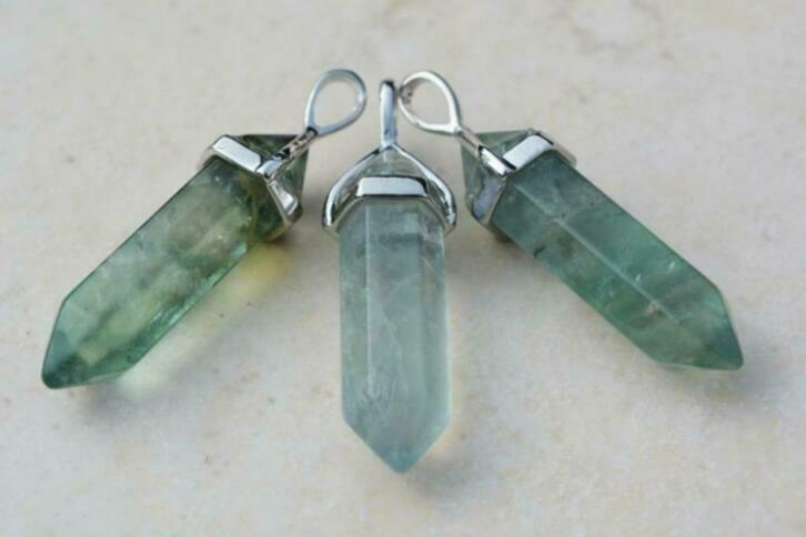 Fluoriet punt hanger, Verzamelen, Mineralen en Fossielen, Mineraal, Ophalen of Verzenden