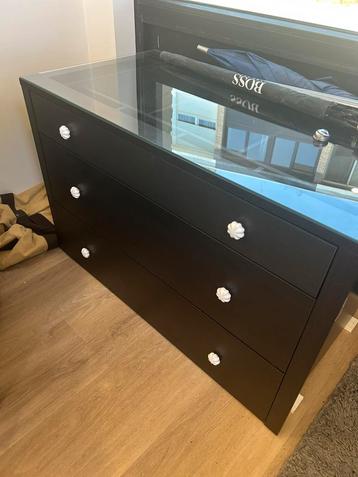 Ikea lade kast met glazen plaat.