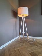 Staande vloerlamp wit van het merk Zuiver,30 euro, Huis en Inrichting, Lampen | Vloerlampen, Ophalen, Zo goed als nieuw, 150 tot 200 cm