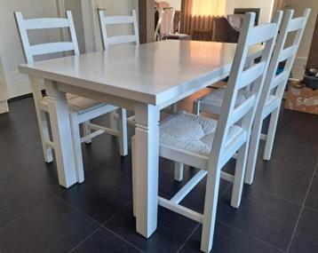 Gratis op te halen. Tafel met 4 stoelen beschikbaar voor biedingen