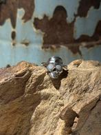 Zilveren schedel ring met australische opalen ( handmade ), Nieuw, Ophalen of Verzenden, 17 tot 18, Dame of Heer