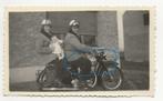 Royal Enfield motor foto vrouw man baby, 1940 tot 1960, Ophalen of Verzenden, Foto, Zo goed als nieuw